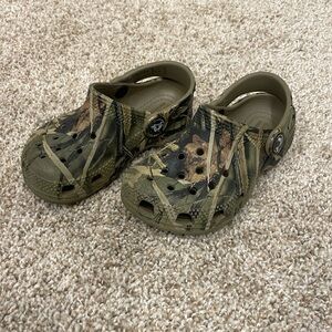 Crocs Camo Toddler sandal - Size 8